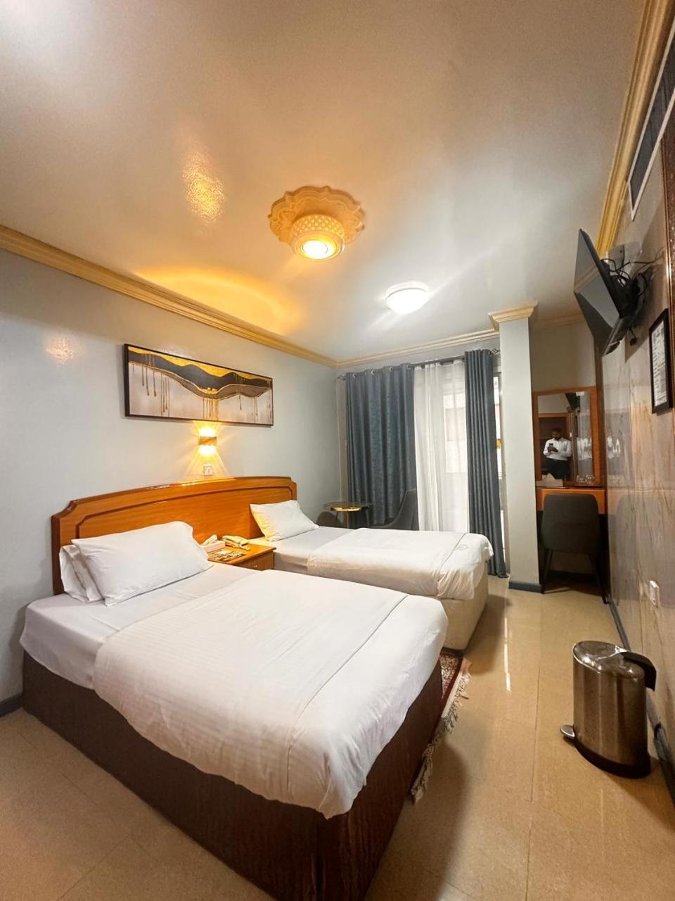 Maaeen Hotel Dubai Exterior photo
